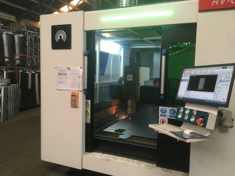 1500W 4000W CNC فیبر لیزر دستگاه برش IPG MAX 3015 جدول تبادل با پوشش